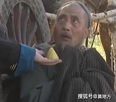 《康熙王朝》中明珠接过李光地给的窝窝头，为什么突然说有内奸？