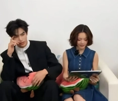 《骄阳似我》庆功宴：赵今麦短发娇俏坐主桌，宋威龙落泪让人心疼